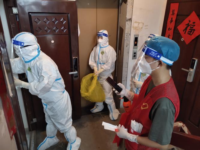 紫荆山南路紫光社区为居家隔离人员上门做核酸检测