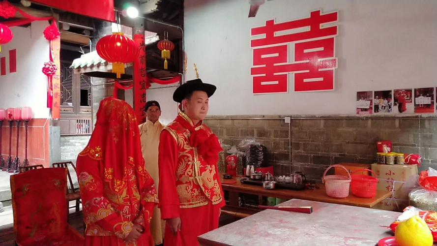 新婚夫妻三拜,一拜天地,二拜高堂,夫妻对拜