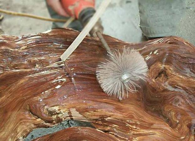 从山里收回的老树根原木,师傅打磨成根雕茶台引人称赞!简直太棒了!