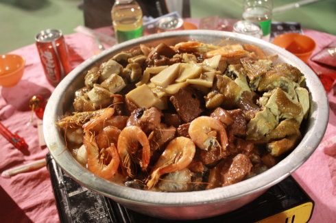 盆菜的内容丰富,有虾,牛腩,猪肉,烧鸭,白斩鸡,鱿鱼,鱼丸,萝卜,香菇