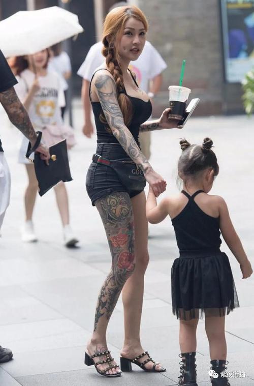 漂亮的社会姐辣妈,身材前凸后翘超有料的