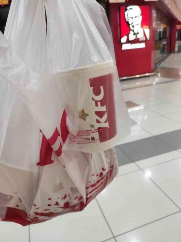 打分 特殊情况下的肯德基,它家现在都是外卖或者宅急送或者打包带走.