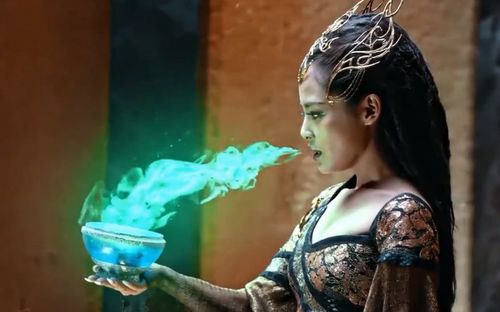 第三个版本的美杜莎就是真人版中的美杜莎,辛芷蕾扮演的美杜莎真是吓