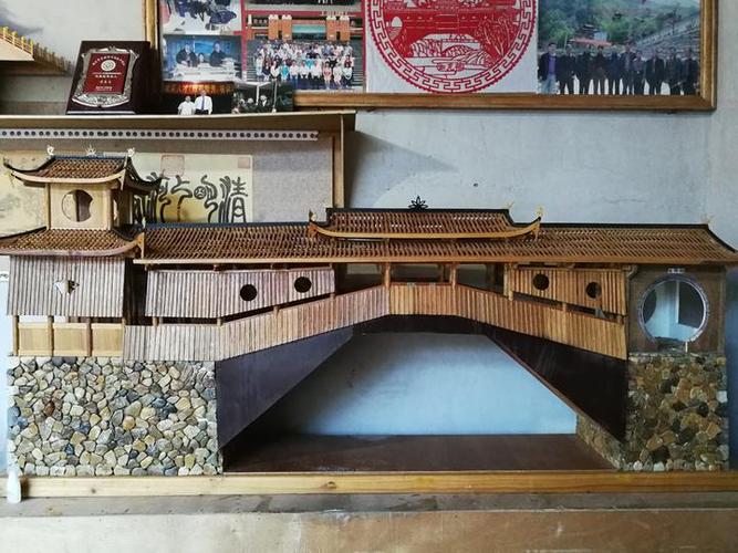 " "廊桥的构造很科学,它采用斜撑式构架,不用一钉一铆,全部用榫头连接