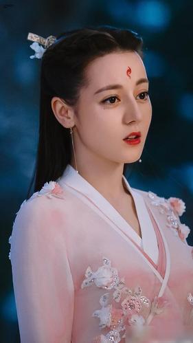 仔细整理了迪丽热巴在《枕上书》中穿的衣服,白色嫁衣