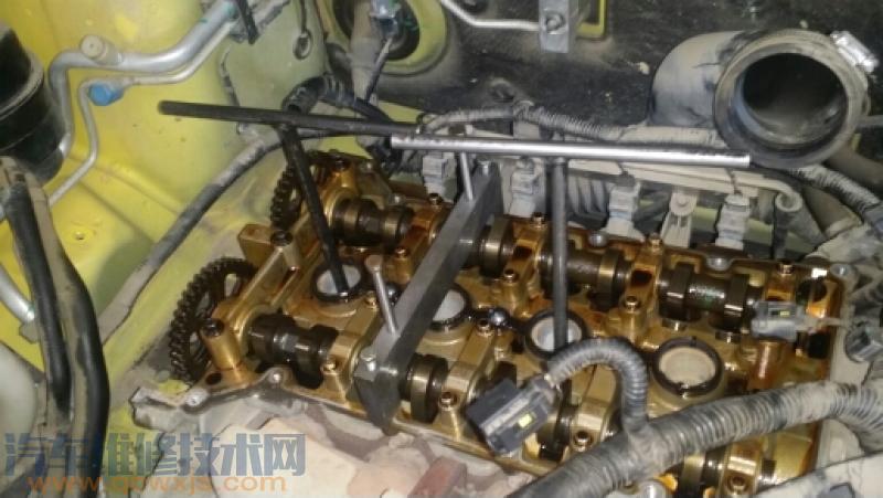 下面给大家看一下正确的曲轴锁紧工具安装位置,此车飞轮上好多与定位