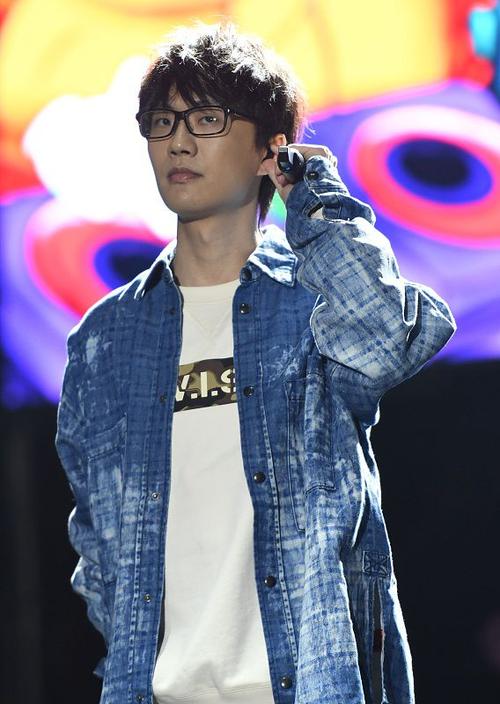 "乐坛鬼才"许嵩时尚感也很强,身穿牛仔外套,淡雅从容真挺帅
