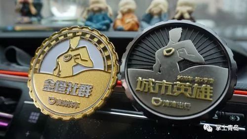 杨师傅的车上摆放着滴滴"城市英雄"奖章