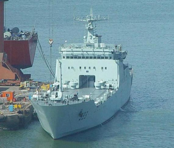 图文中国海军新建的072型两栖登陆舰995号