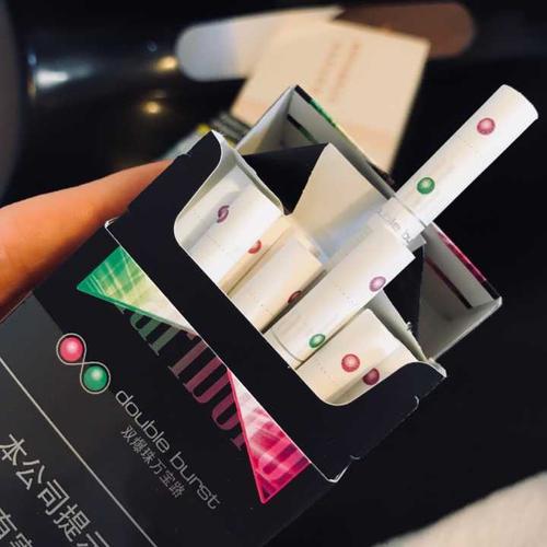 万宝路的草莓双爆珠,草莓味并没有很明显,可能说是单纯水果味更好吧