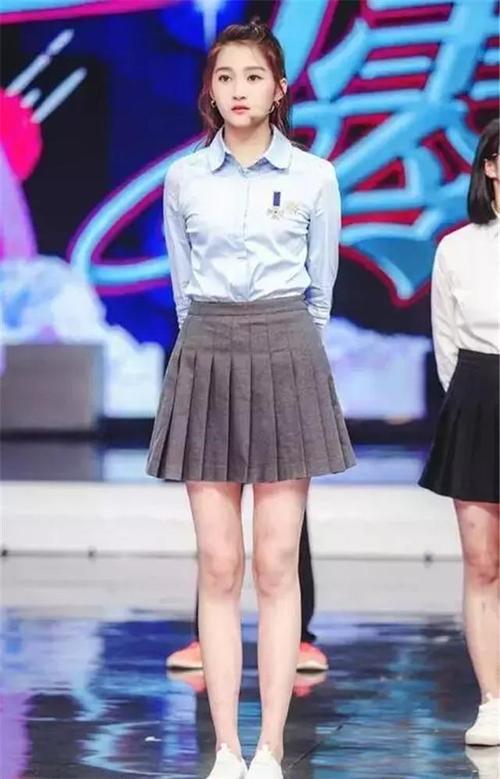 牛仔裙失宠了现在流行的是初恋裙看关晓彤就知道美不美了