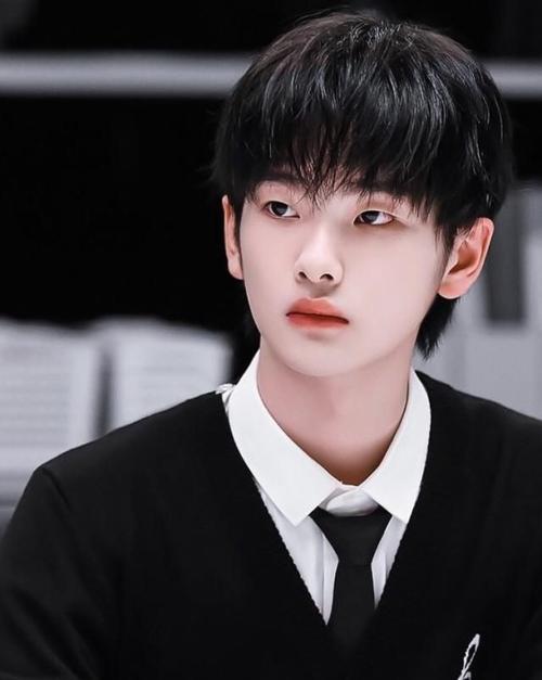 周震南晒粉丝应援照,图三特写照让人羡慕,宝藏男孩太可爱了