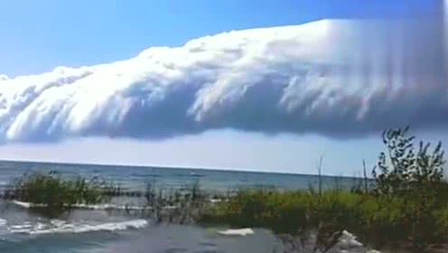 罕见"牵牛花云"从湖面飘过,大自然神奇美景啊