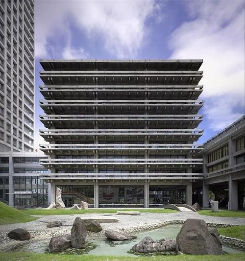 了混凝土与木材的这种相似性,于是以木头的形式逻辑设计了香川县厅舍