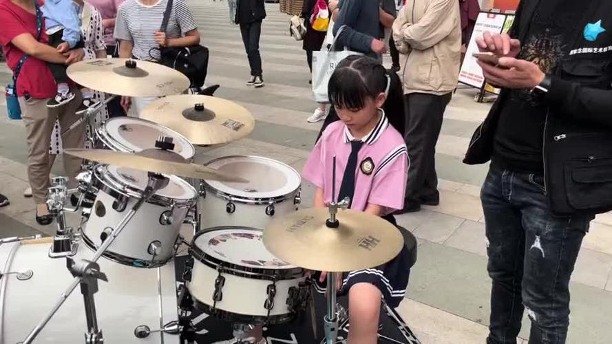 小鼓手妞妞在深圳街头架子鼓演奏就是霸气十足,很给力