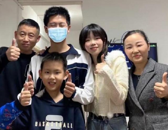 而且姐姐孙悦也决定留在家人身边,从孙海洋脸上的笑容和迫不及待的