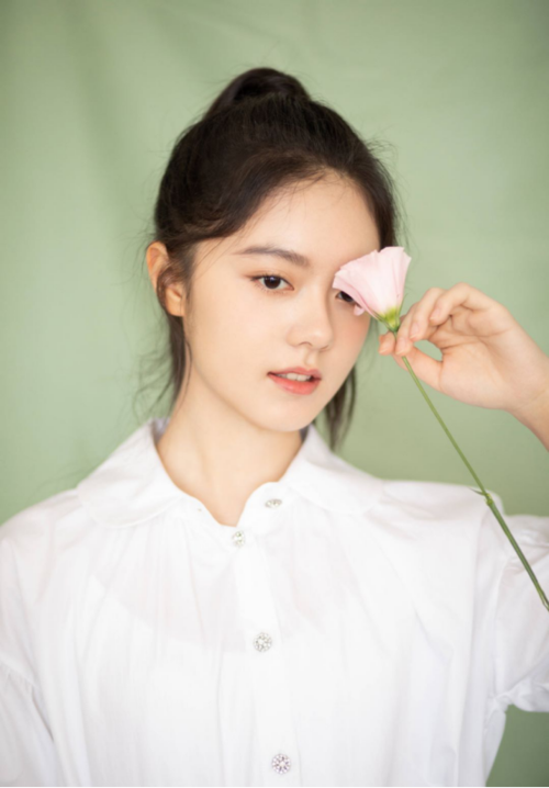 赵今麦突然气质猛涨?蓝色基础款衬衫裙好清新,少女感扑面而来