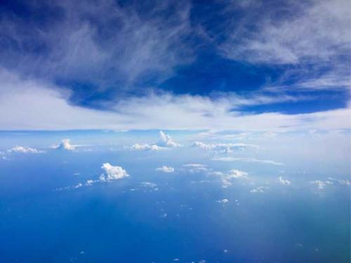从韩国去济州岛的飞机上拍的 很美的云