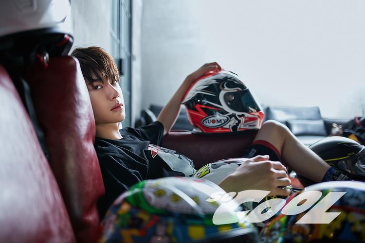 王一博爆全新写真大片 专注机车的酷boy