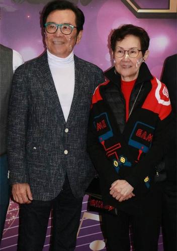 姜大卫率领一众家族上节目,全都是俊男美女,一字排开气势十足