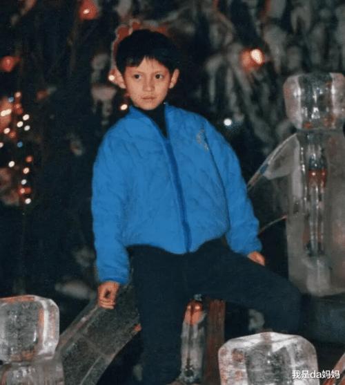 感觉现在看她和小时候也没差吧~白冰虽然不是最好看的,但是这小表情好