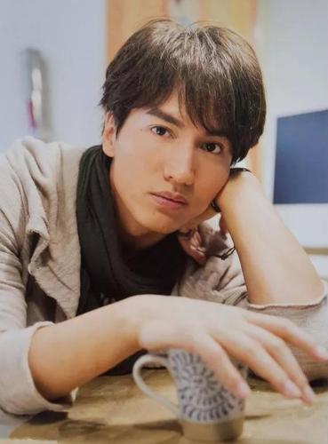 原创言承旭最新近照曝光,昔日男神形象荡然无存,眼窝凹陷显疲态