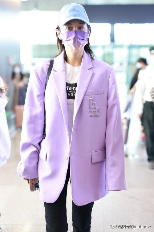 张馨予身着紫色西装搭黑裤时尚靓丽素颜现身状态依旧棒