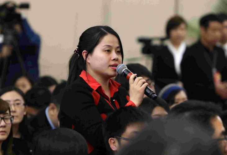 本报记者陈莹莹在"银监会证监会保监会负责人答记者问"会上提问