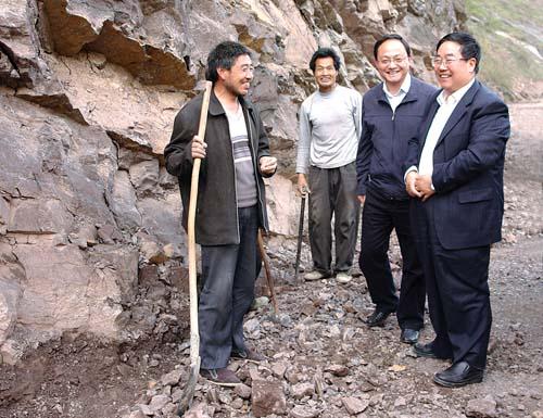 政法委书记刘应昌,市政协副主席古元章的陪同下,在礼县调研城市建设等