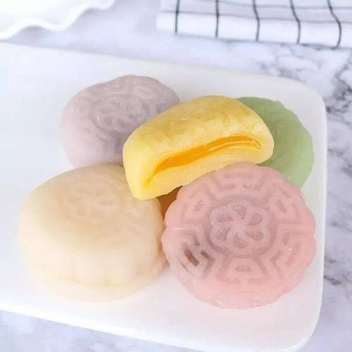 当然也有网友表示 切不切着吃和地域无关 主要看  月饼的种类 属于广