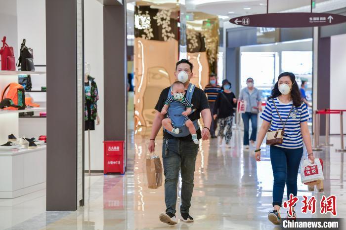 海南应急响应调整到三级 民众佩戴口罩逛免税店