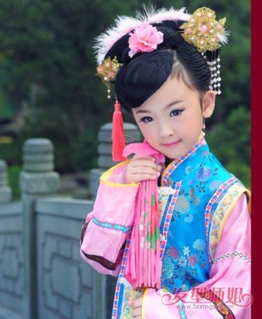 近今年清宫剧大火,小女孩拍古装写真的时候,格格装是不可缺少了,将小