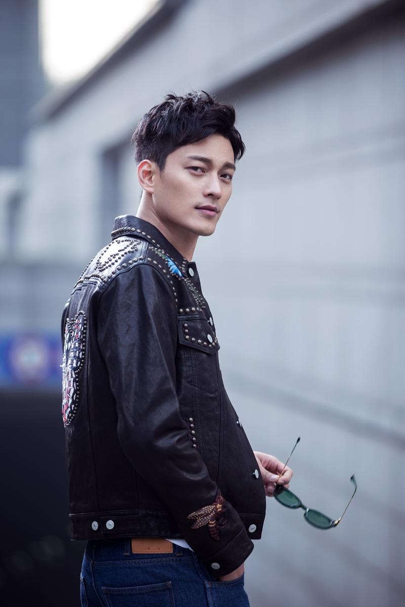 刘帅良时尚街拍大片曝光 演绎随性复古潮流