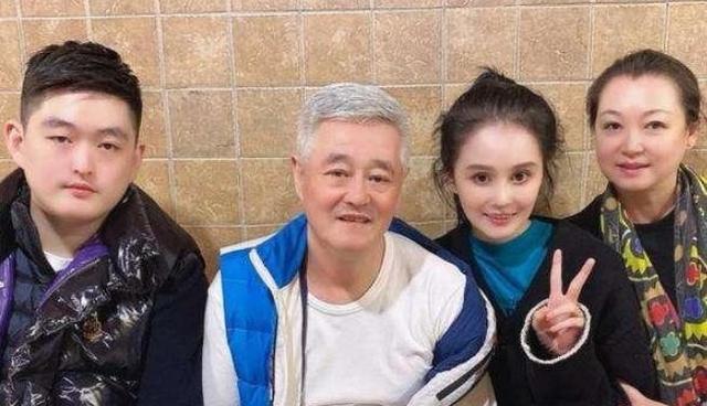 赵本山儿子恋爱了女方跳舞大秀蚂蚁腰赵一楠真是走运了