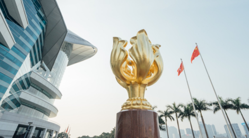 金紫荆广场为纪念香港回归而设立,这里有"永远盛开的紫荆花",寓意着