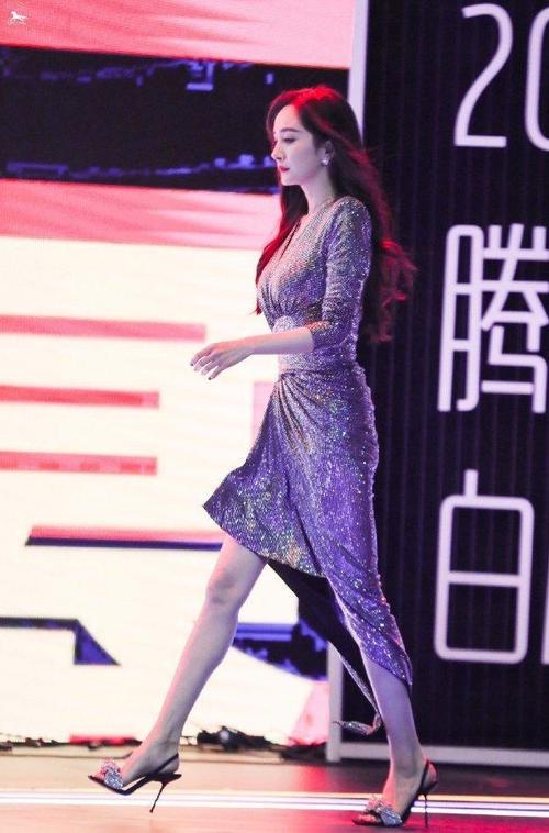 杨幂离婚后出席活动,微露美人沟,迷人大长腿,亮片长裙