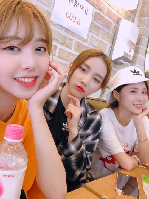 今日她晒出组合etm女孩合照,看得出来姐妹之间关系良好,朝气满满.