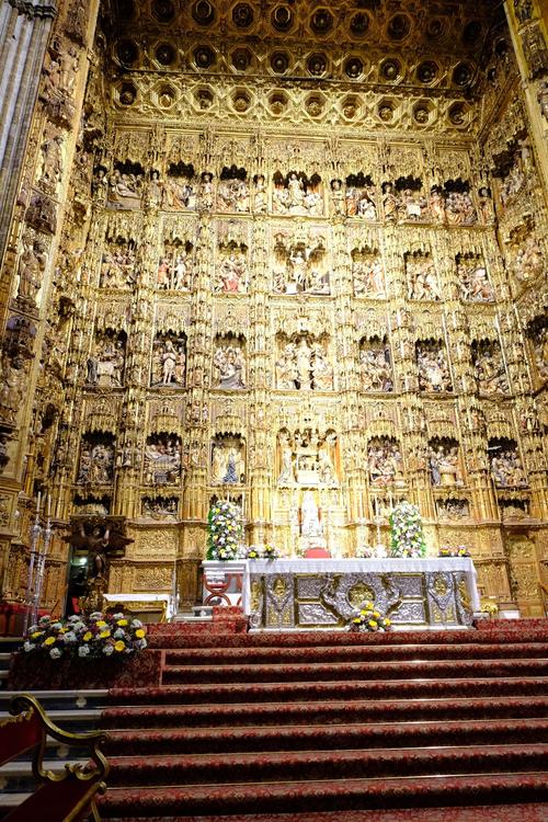 这是世界上最大的祭坛,一千多个镀金雕刻圣经人物熠熠生辉.