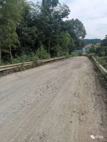 武冈邓家铺这条路坑洞深陷,泥泞不堪,村民直说苦不堪言!