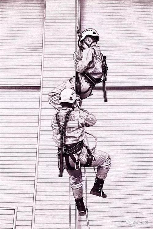 风采 当消防员矫健的身影与素描相遇,怎一个"燃"字了得!