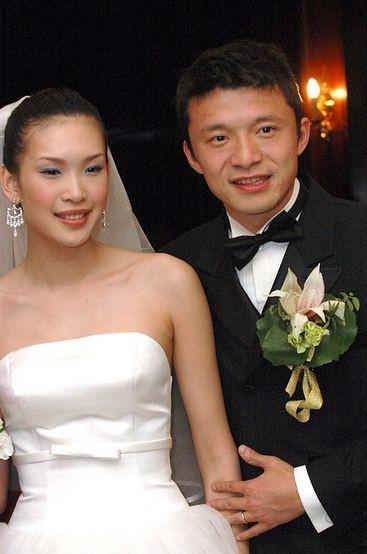 前国脚谢晖晒洋老婆春节美照身穿旗袍有东方韵味两人恩爱如初