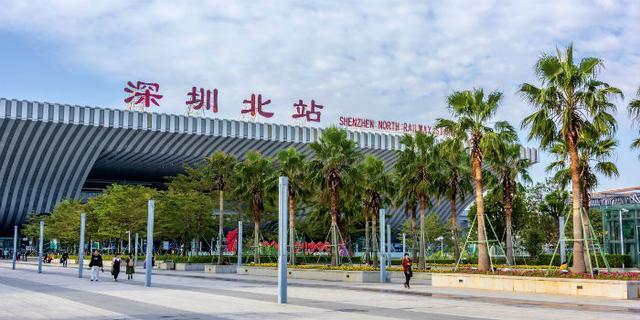 实探深圳高铁站:前往武汉的高铁票退票数量有所增加,旅客防护意识明显