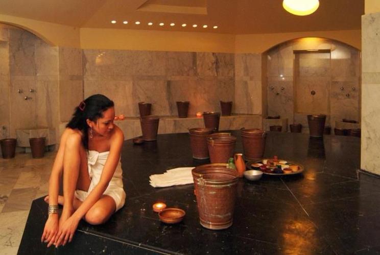 让人不敢相信!此国的澡堂男女共浴,婚姻大事也在浴池里决定