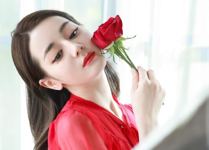 手拿玫瑰花的明星:迪丽热巴娇艳,王俊凯迷人,易烊千玺高冷