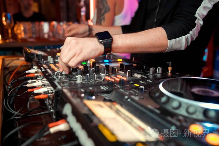 dj控制台cdmp4dejay混合办公桌伊比沙家乐派对在夜总会与彩色迪斯科灯
