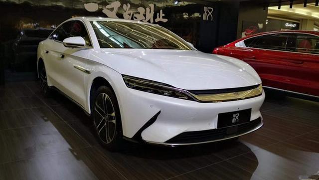 白色比亚迪汉ev首次亮相,颜值再获好评,车长近五米还能3.9s破百