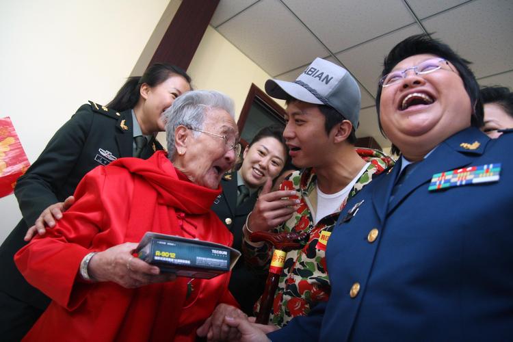 韩红率爱心团队老人院过重阳节