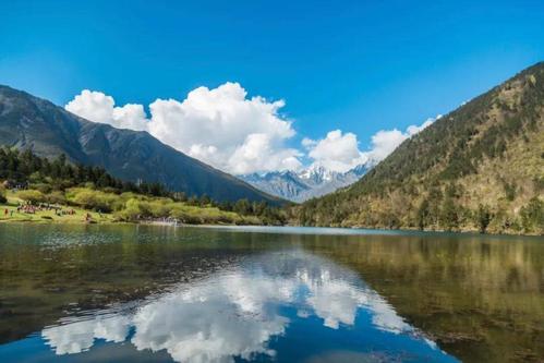 注意不能剧烈运动,以免引发高原反应,康定情歌(木格措)风景区海拔在