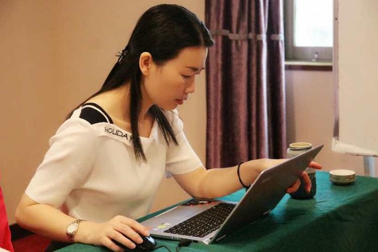 知性美丽,智慧优雅的班主任胡老师