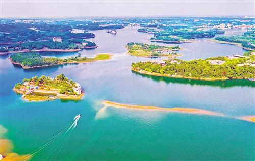 成都龙泉湖已经成为成都城市中心的"会客厅". 唐 健摄
